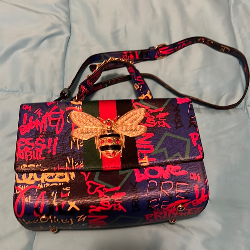 Graffiti bag and wallet.  Trendy look 👀 🔥!!